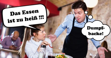 Kellner und Frau im Restaurant