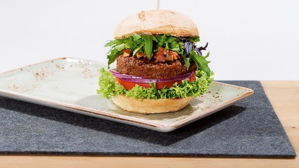 Ein Burger mit einem Wurm-Patty