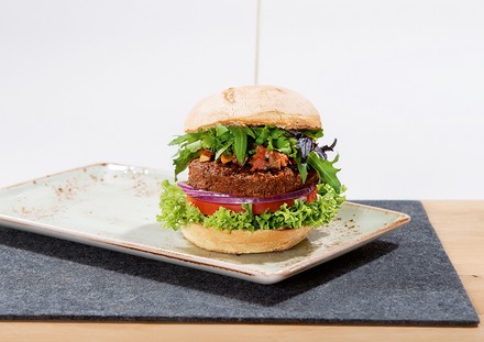 Ein Burger mit einem Wurm-Patty