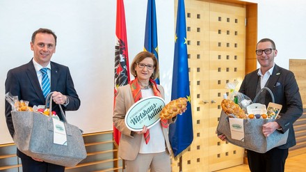 Tourismuslandesrat Jochen Danninger, Landeshauptfrau Johanna Mikl-Leitner und Harald Pollak, Obmann der NÖ Wirtshauskultur