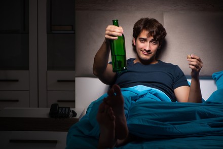 Betrunkener junger Mann im Hotelzimmer