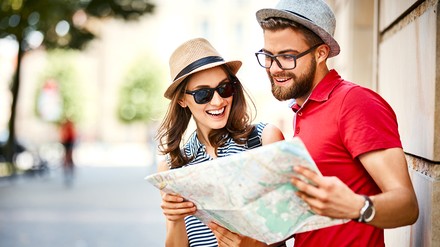 Touristen mit Karte in der Hand