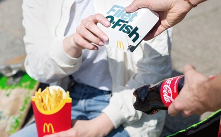 Mann reicht Frau mehrere McDonald’s-Produkte