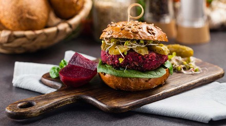 Ob Gerichte aus der orientalischen Küche oder Varianten veganer Klassiker – viele gastronomische Betriebe erweitern im „Veganuary“ ihr veganes Sortiment. (Foto: © gkrphoto – stock.adobe.com)
Veganer Burger aus Karotten, Rotebeete und Pilzen
