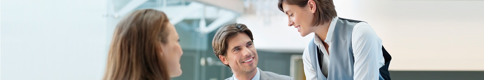 Junge Bewerber beim Gespräch Junge Bewerber beim Gespräch