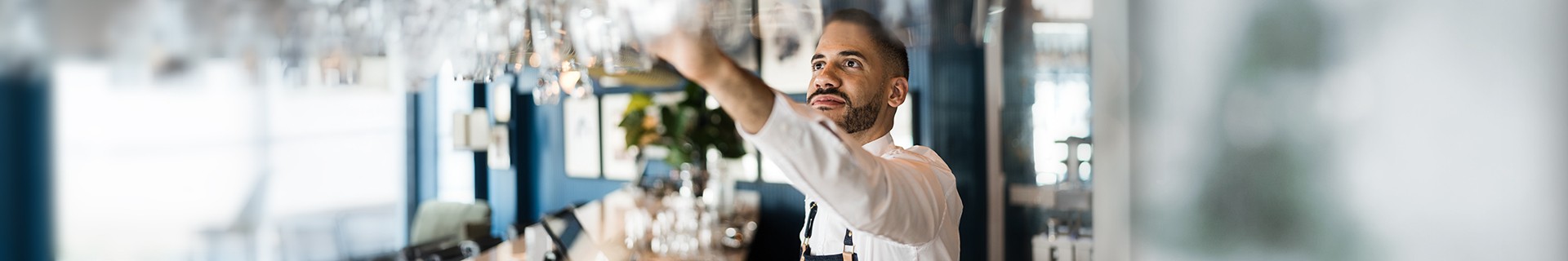 Ihr Erfolg in der Gastronomie fängt bei Hogapage an Verschiedene Berufstypen der Gastronomie vor Restauranthintergrund